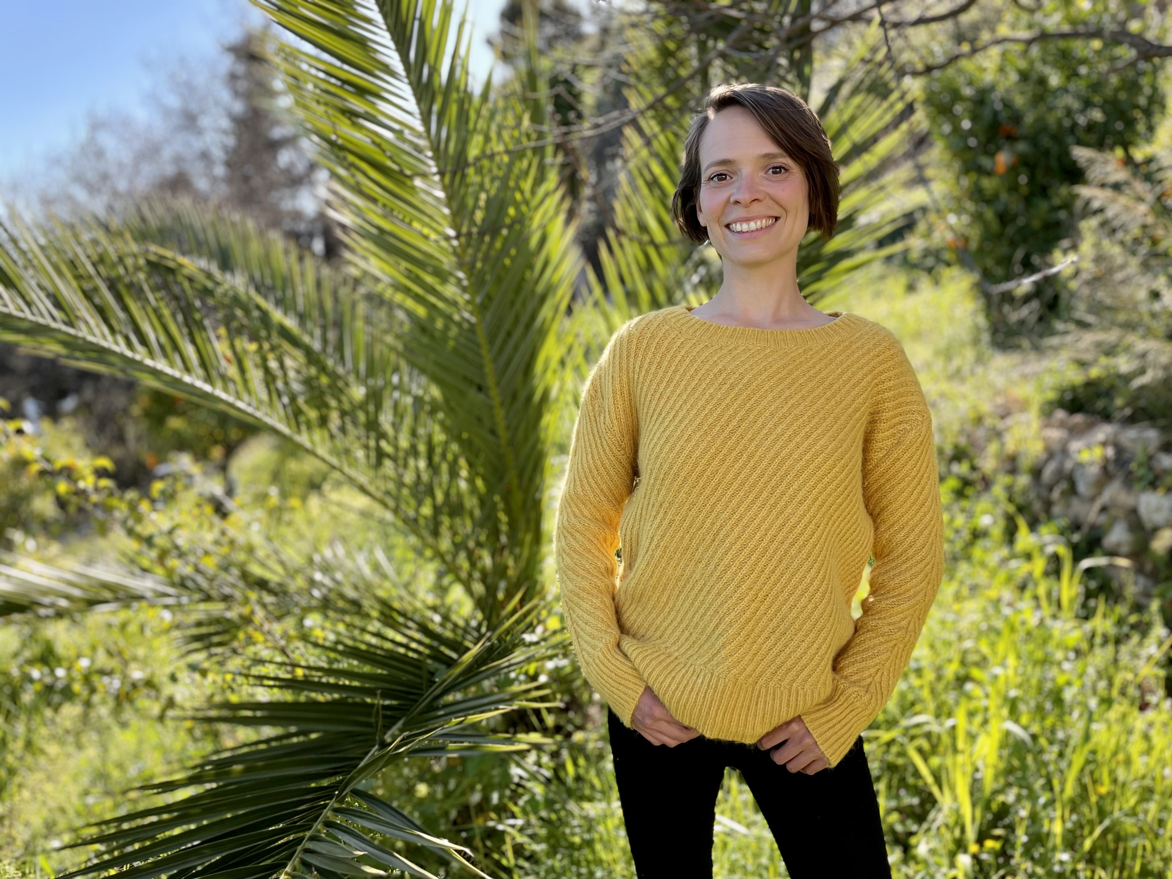 Femme pratiquant la sophrologie dans un parc